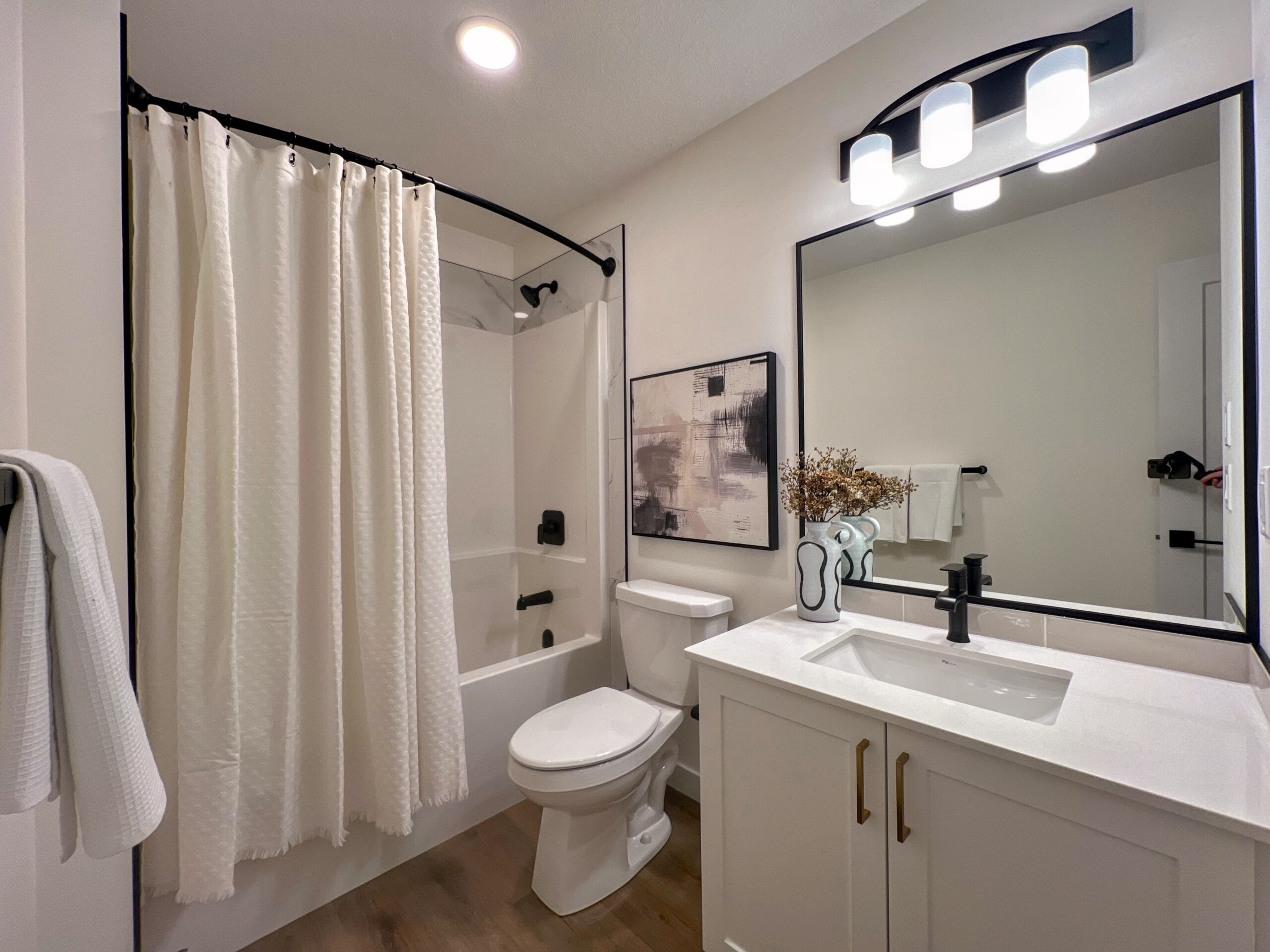 Upstairs Full Bathroom Alquinn Homes Easton Showhome